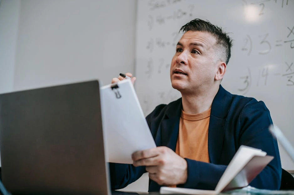 Una manager che discute un progetto con un collega, sorridendo